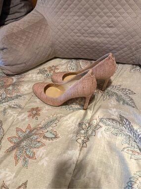 Ladies Sparkle Pointed-Toe High Heels in Rose Gold. Ivanka Trump shoes
